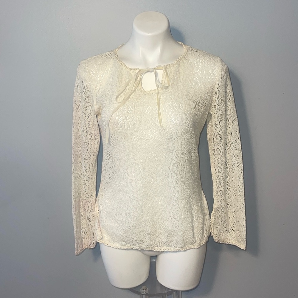 New York and Company ladies lace top with slits at sleeves and hem. Small